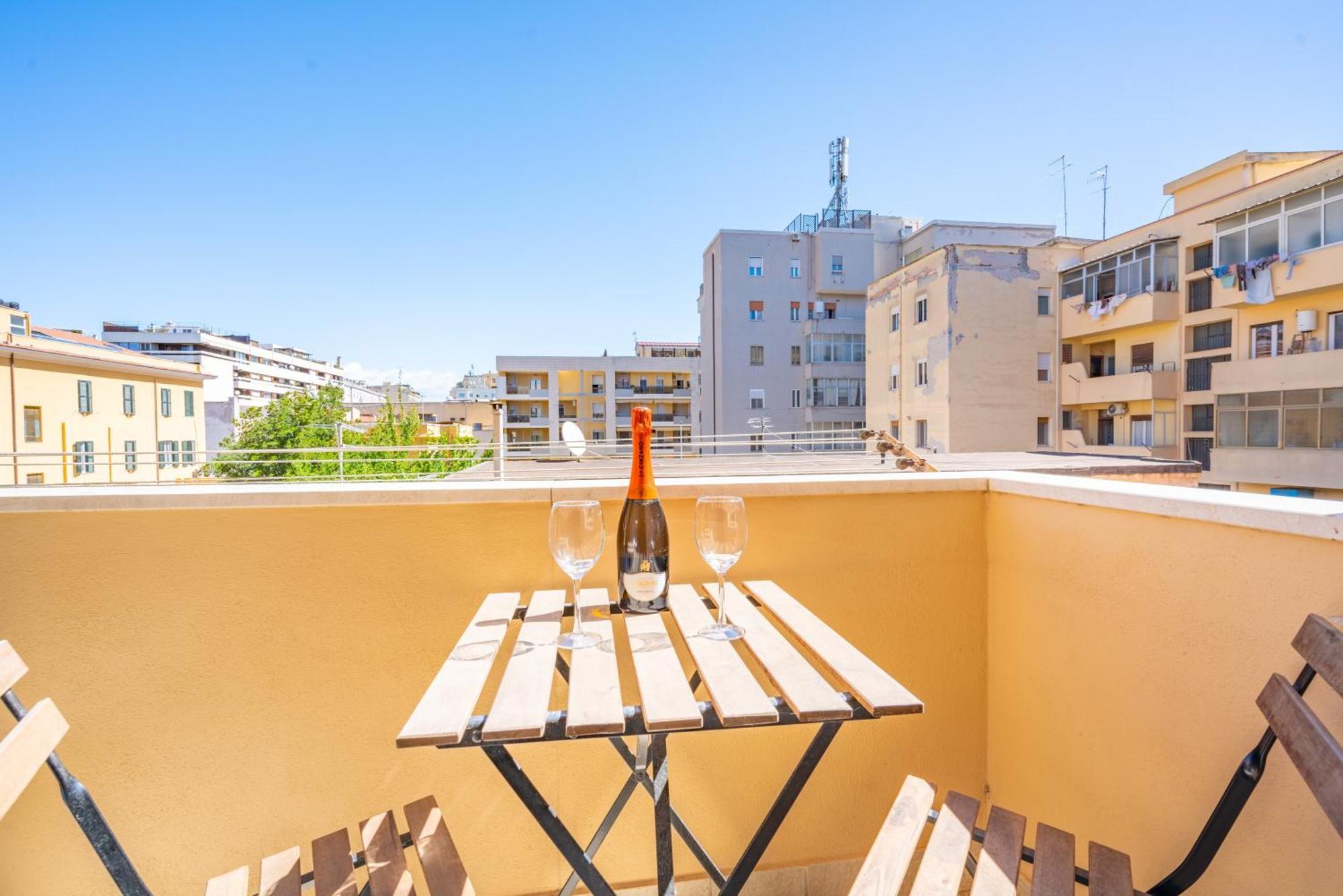 Puccini Apt - Centro città - Wifi - AC Cagliari Extérieur photo